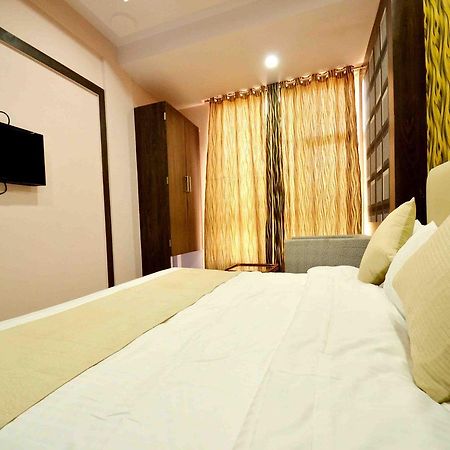 Oyo 2403 Hotel Aamantran Avenue Ujjain Esterno foto