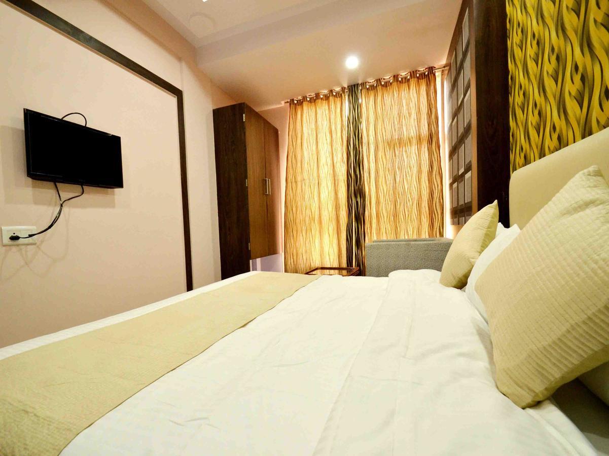 Oyo 2403 Hotel Aamantran Avenue Ujjain Esterno foto