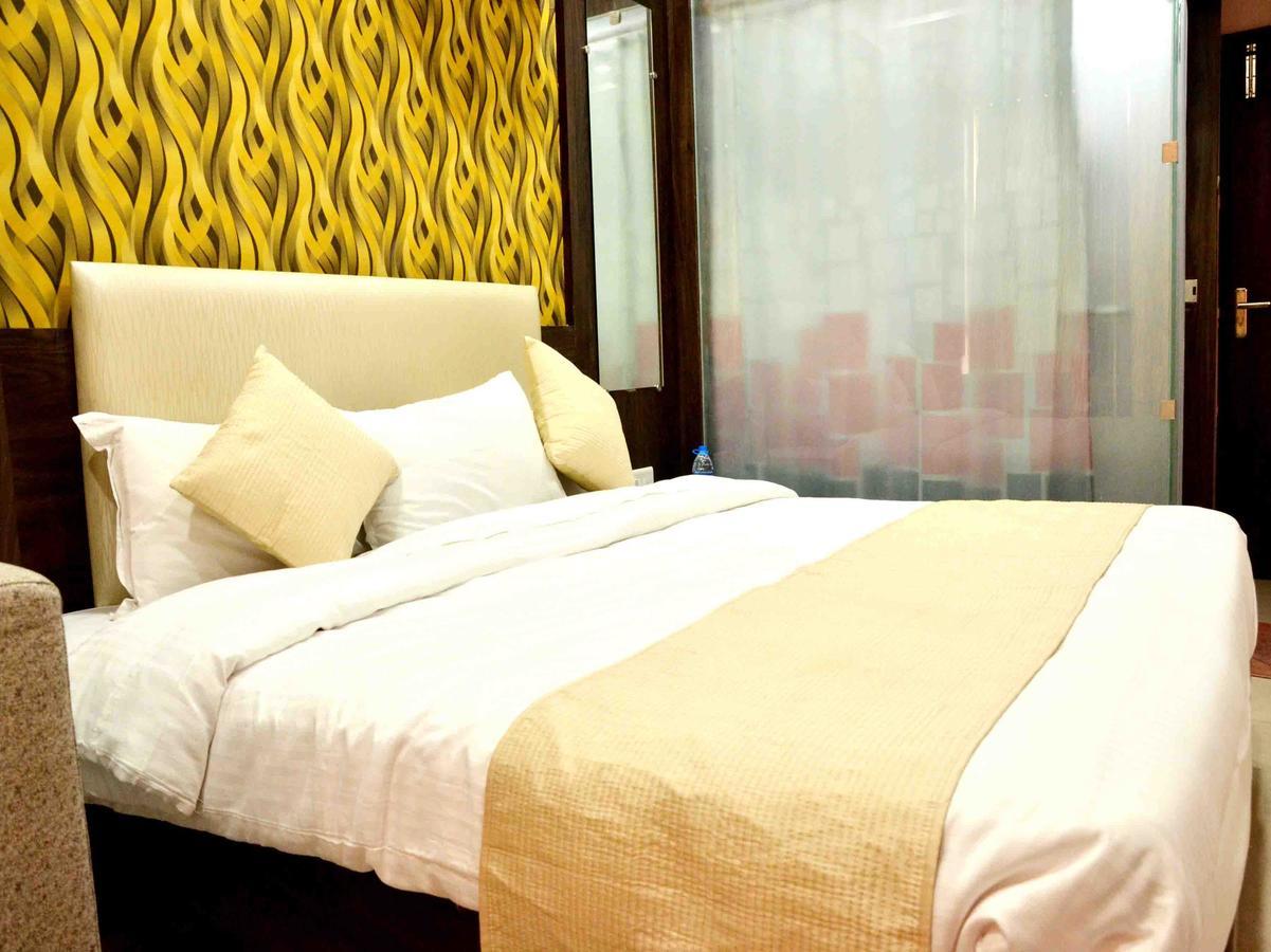 Oyo 2403 Hotel Aamantran Avenue Ujjain Esterno foto