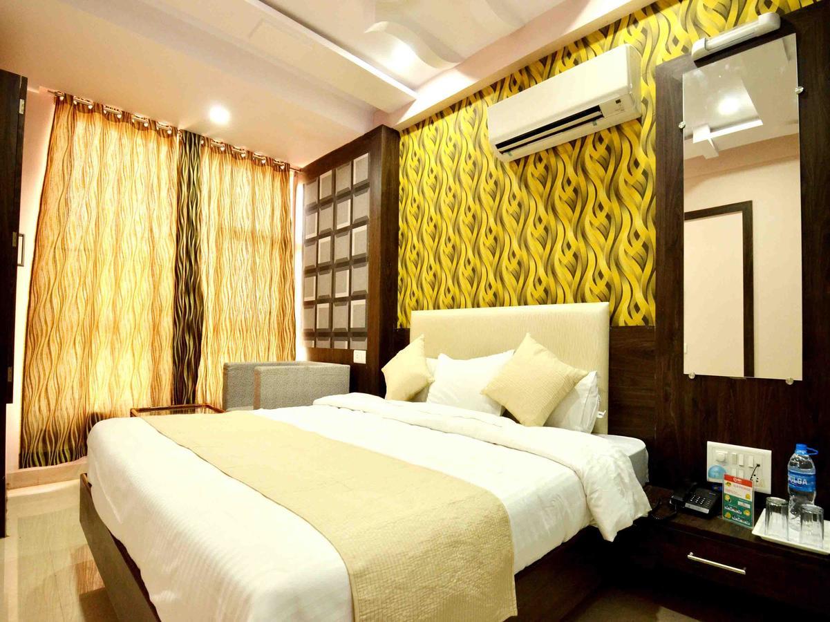 Oyo 2403 Hotel Aamantran Avenue Ujjain Esterno foto
