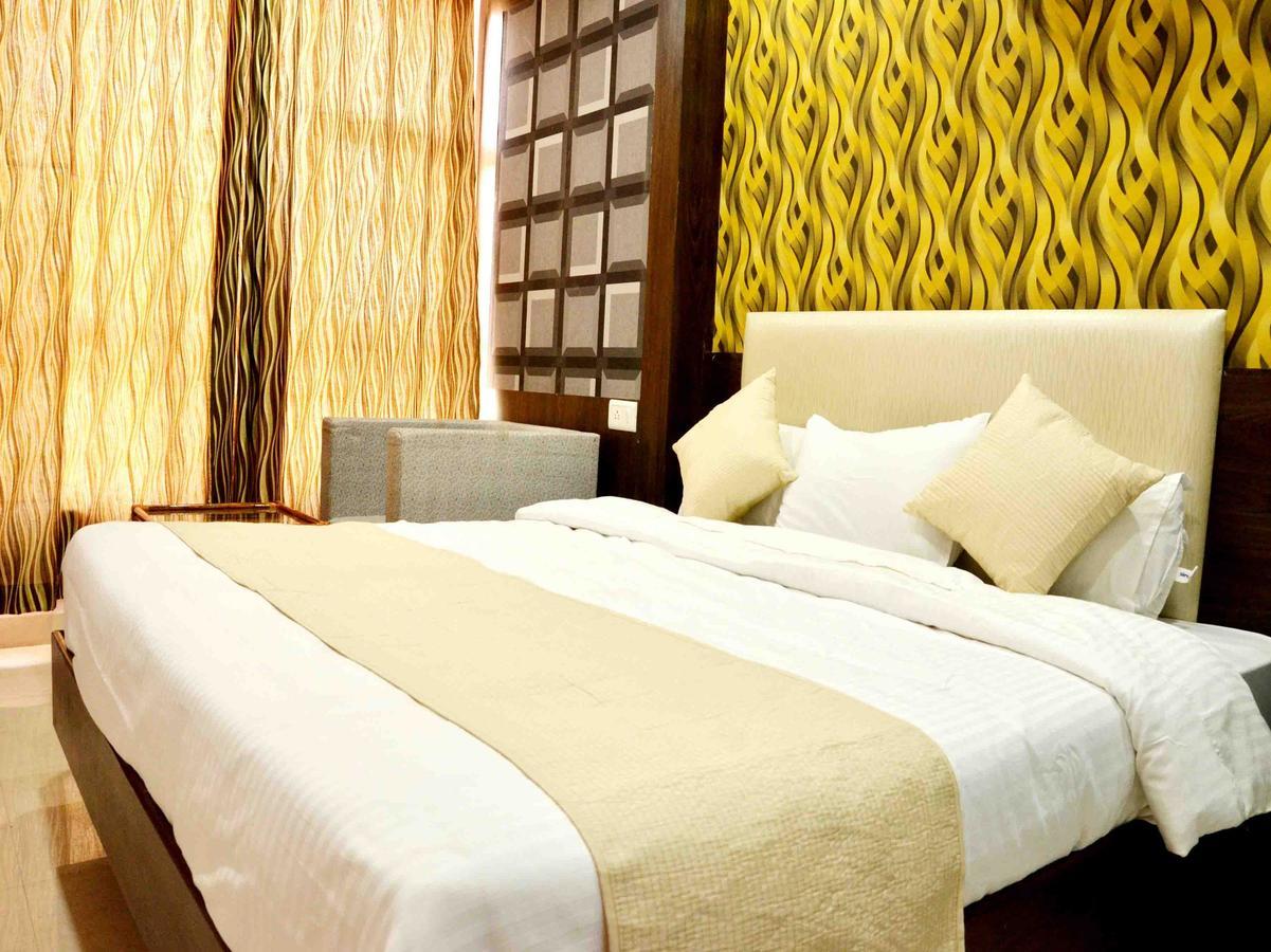 Oyo 2403 Hotel Aamantran Avenue Ujjain Esterno foto