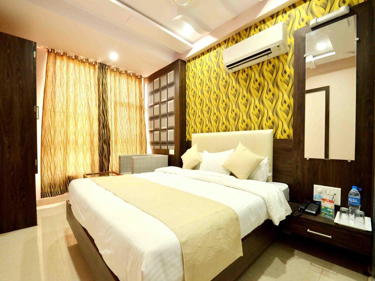 Oyo 2403 Hotel Aamantran Avenue Ujjain Esterno foto